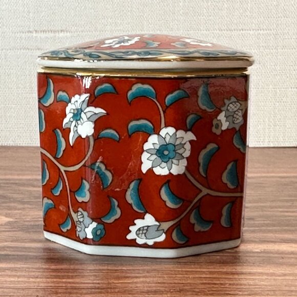 Vintage Small Porcelain Trinket Box Red, Blue and Grey Floral by ETUDE Takahashi - Picture 6 of 9
